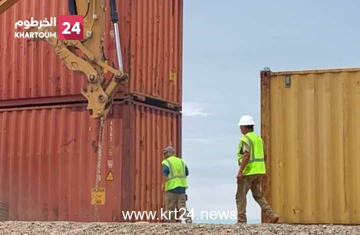 بالصور.. الولايات المتحدة الأمريكية تقفل حدودها مع المكسيك بالحاويات بمحازة ولاية أريزونا  