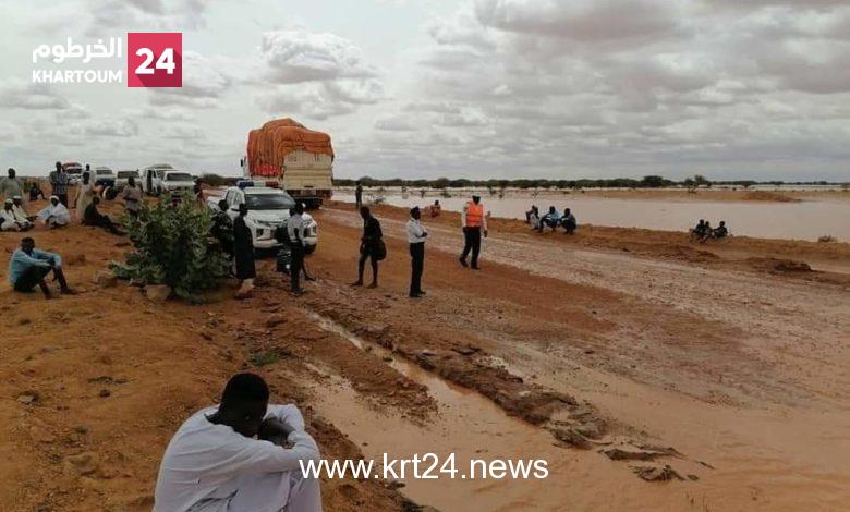السيول توقف حركة مرور الباصات والمركبات الصغيرة بطريق الصادرات عند منطقة “الحجاب”