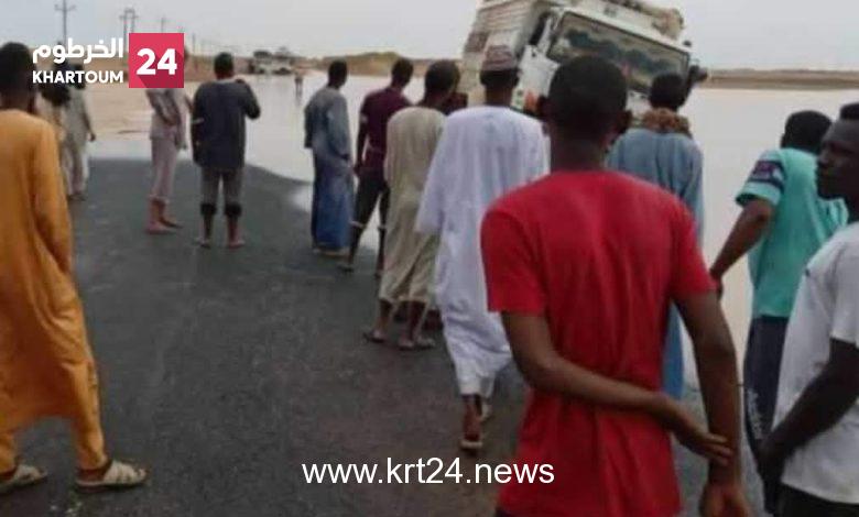 بالصور..  الأمطار والسيول تتسبب في قطع طريق شريان الشمال عند منطقة الصحابة بالولاية الشمالية (الكيلو 461 والكيلو 464)، ما أدى لتوقف انسياب حركة السير لساعات طويلة.