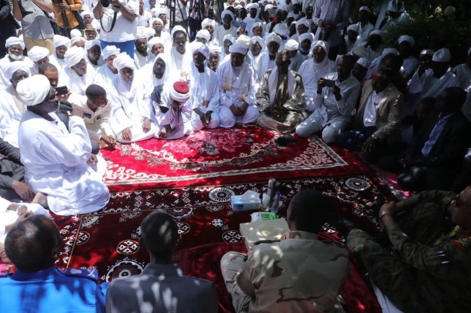 لرفع الفتن عن السودان.. دقلو يشهد ختمة القرآن والتضرع بالجنينة