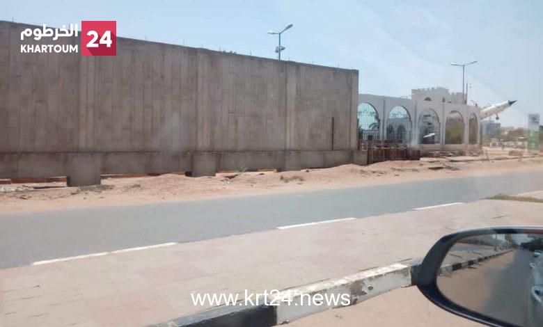 الجيش يبدأ تنفيذ سور شاهق من الأسمنت والخرسانة حول القيادة العامة