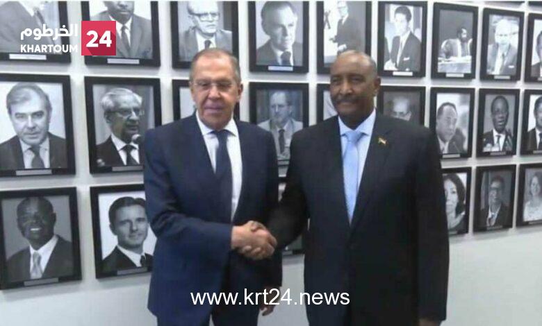 البرهان يبحث مع وزير الخارجية الروسي علاقات البلدين    