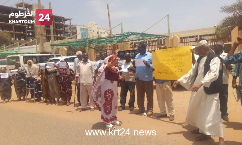 طالبوا بأراضيهم كاملة.. وقفة احتجاجية لمُلَّاك جروف بري أمام وزارة التخطيط