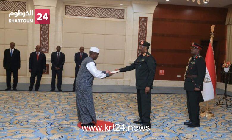 البرهان يتسلم أوراق اعتماد سفراء ثلاثة دول بالسودان