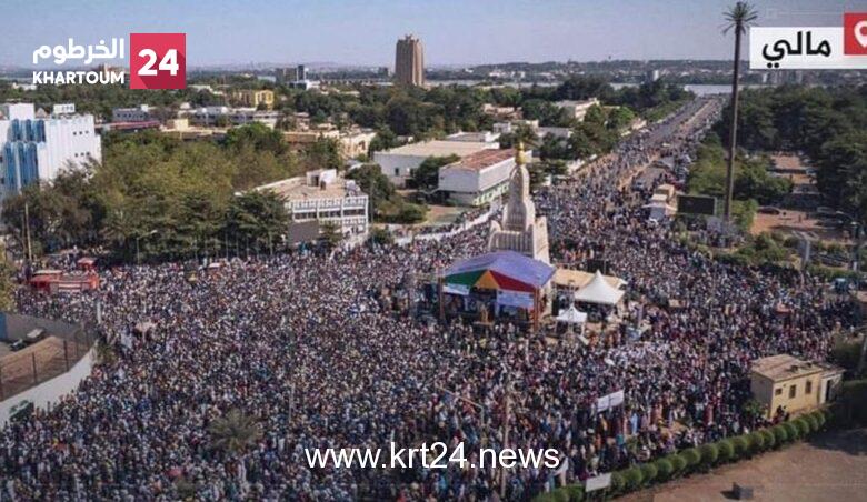 بالصور.. الملايين يتظاهرون في مالي احتجاجا على انتشار مقطع فيديو في مواقع التواصل يحتوي على عبارات مسئية للقرآن الكريم والإسلام والنبي محمد صلى الله عليه وسلم وللمطالبة باعتقال مطلق التصريحات ومحاسبته.