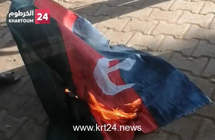 بالصور.. حرق علمي المؤتمر السوداني والأمة القومي خلال تظاهرات اليوم الثلاثاء
