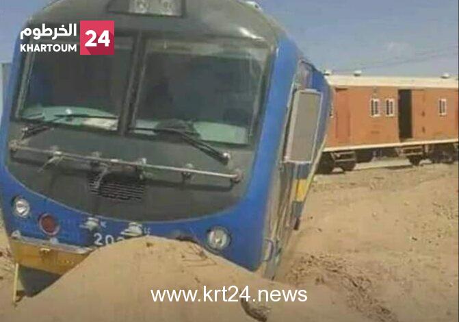 بالصور..  خرج قطار شحن عن مساره عند مدخل مدينة عطبرة قادما من بورتسودان، اليوم الخميس،  بسبب ردم الخط بالتراب بغرض تسهيل عبور السيارات.