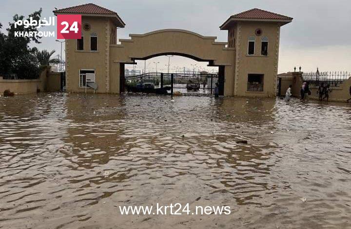 بالصور..  أمطار عنيفة تحول بورتسودان لبركة كبيرة