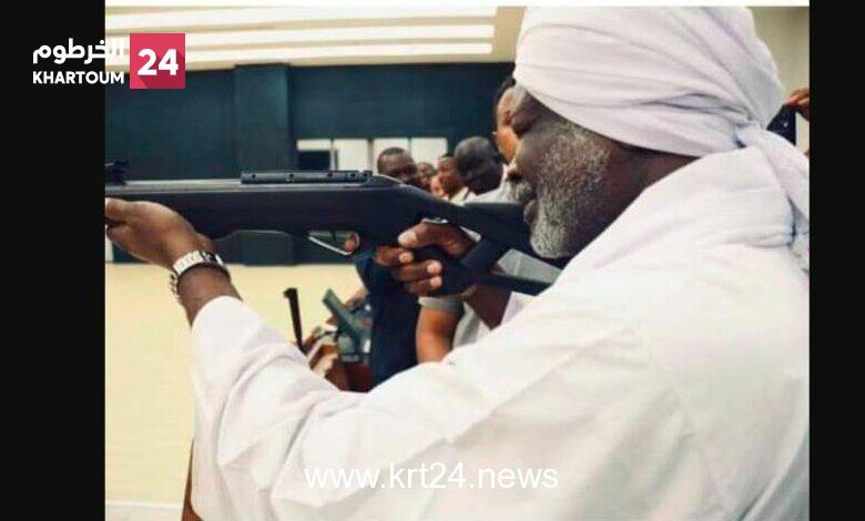 جبريل يوضح حقيقة صورة يحمل فيها بندقية على وضعية التصويب