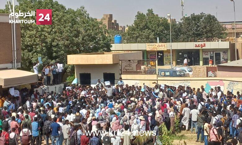 طلاب جامعة السودان يتظاهرون احتجاجا على زيادة رسوم التسجيل والدراسة
