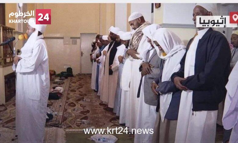 بالصور..  صلاة التراويح في أكبر مساجد إثيوبيا وقد امتلأ عن بكرة أبيه بالمصلين الذين امتدت صفوفهم إلى الطرقات خارج مسجد “أنور”، وذلك خلف الإمام الشيخ الزين الذي لبى دعوة المجلس الأعلى للشؤون الإسلامية في البلاد لإمامة المصلين في عدد من المساجد بالعاصمة أديس أبابا.