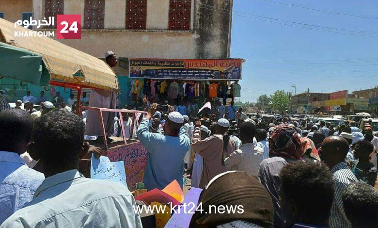 بالصور..  مئات المصلين يخرجون اليوم من مسجد عبد القادر عبد المحسن بالقضارف رفضا للاتفاق الاطاري والتدخل الأجنبي و تفكيك الجيش