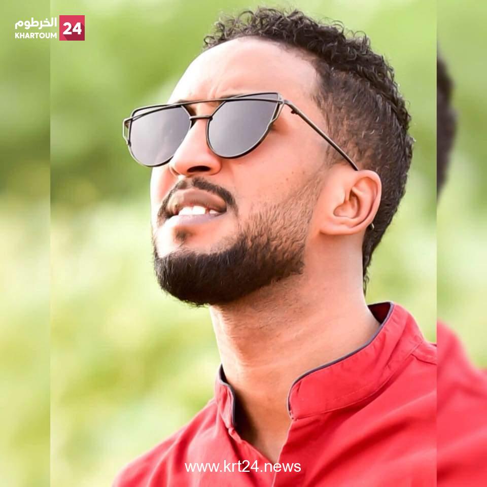 شاهد بالفيديو.. بطريقة هستيرية الفنان " محمد بشير" يقدم فاصل من الرقص على أنغام (الأخضر البتحرن) داخل سيارته.. متابعين: "أعمل حسابك العربية ماتنقلب"