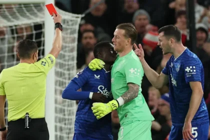 في واقعة غريبة بالدوري الإنجليزي.. طرد لاعب ايفرتون لاشتباكه مع زميله