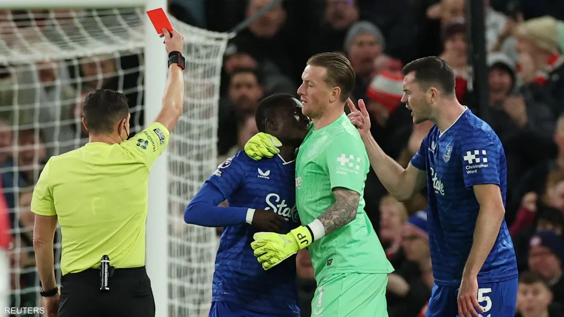 في واقعة غريبة بالدوري الإنجليزي.. طرد لاعب ايفرتون لاشتباكه مع زميله